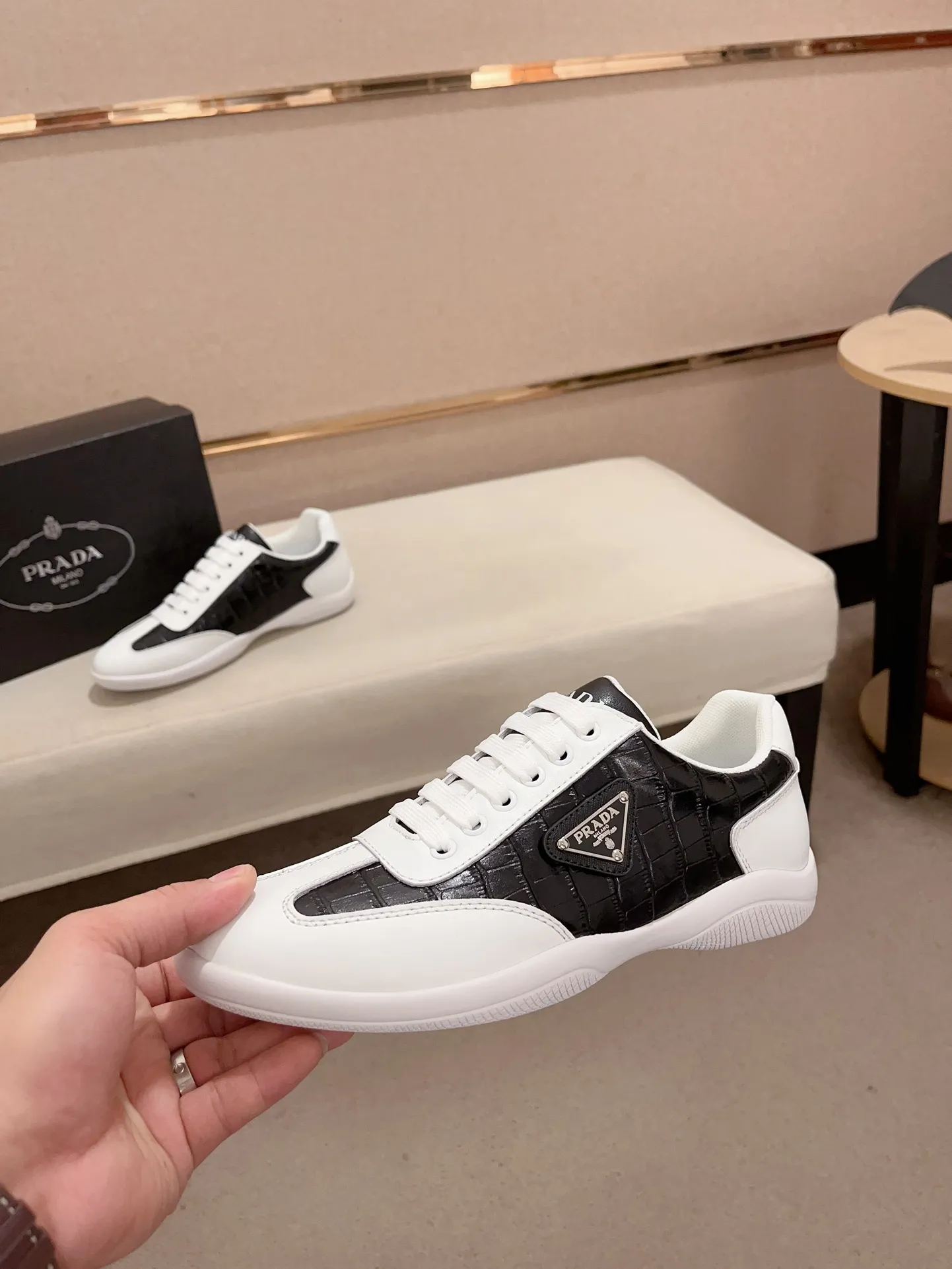 Factory price 420💰 ✔️✔️✔️The new PRADA (Prada) counters are launched simultaneously. The new men's shoes and 😘fabrics are made of selected first-layer cowhide ➕ breathable mesh technology. Lining: Full sheepskin lining. 👍🏿 High-end ☄️ air-cushion molded anti-slip rubber outsole, exquisite lines, simple and elegant, comfortable and high-end for leisure travel. Code number: 38 to 44 (45 can be customized)